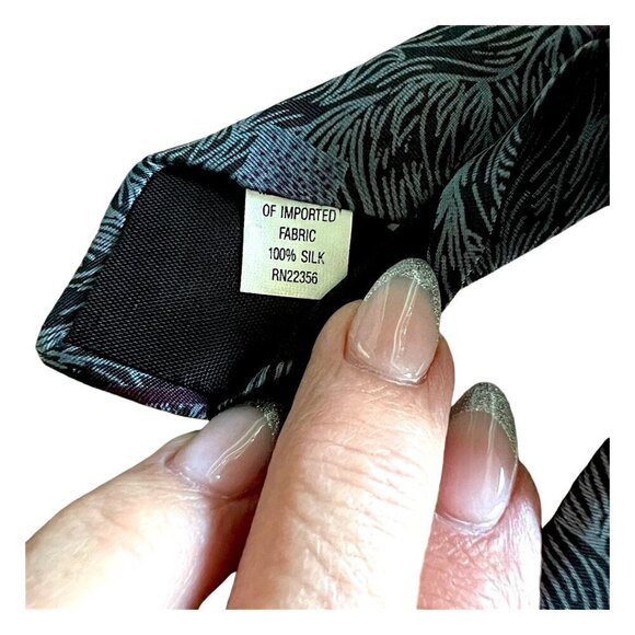 John Weitz 100% Silk Wedding Formal Event NeckTie Abstract Black Silver Plum - Picture 4 of 6